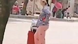 女子生完孩子出院，老人抱着宝宝，女子自己推着行李艰难行走