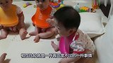 三胞胎中的2个娃忽然开始大哭，之后大哥的反应，真的好玩了