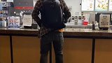 加拿大：男子因拒绝戴口罩与店员争执后在柜台上小便