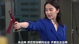 刘亦菲教外国主持人舞剑，动作干脆利落又美又飒