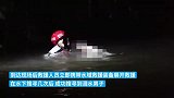 男子醉酒后跳河，消防将其救上岸实施心肺复苏