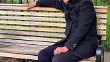 暖心大狗扶起来了老爷爷