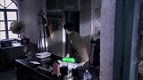孙如柏充当余主任的打手抓人，最后竟发现自己已经快成傀儡了