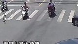 摩托车经路口未减速，先撞行人后撞轿车