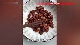 男子买“手撕牛肉”，开水一煮直接“现原形”