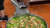 厨师往汤里加酱油，手法看着有点熟练