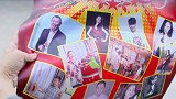 妹子宣传乡村舞台的节目 到处张贴海报