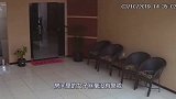 假扮电工来敲门，女主人光脚跑了出来，监控拍下不耻画面！