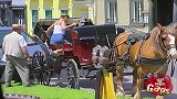 国外爆笑恶搞：十几个人同时和你挤马车，直接坐腿上，什么感觉
