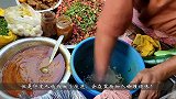 印度人街头做炒米，一元一份，混合上咖喱，真的是用手抄的！