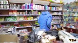 美女开超市遇小伙来买棒棒糖，没想一口一个吃完不给钱，啥情况