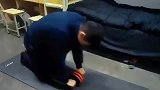 男子的腹肌养成离不开室友