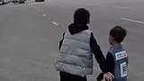爸爸开大车经过，俩孩子等在路边兴奋地打招呼