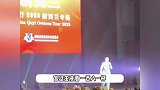 67岁巩汉林新西兰演出，再现春晚经典名场面，妻子罕露面打扮年轻
