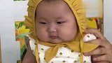 小宝宝穿上新衣服有些不适应，两个眼神都看懵了，太可爱了！