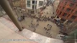 实拍：国外60岁男子电梯尬舞 没想到竟是警察局