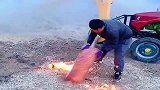 在农村生活这么多年，没见过这种灭火方式，为什么不用水呢？