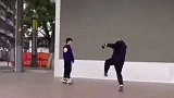 大爷驱赶玩滑板男孩，看样子大爷也是练家子，这下男孩瞬间怂了！