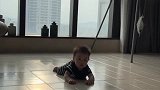 小宝宝匍匐前进地爬过来找妈妈，边爬还边笑，心都被萌化了！