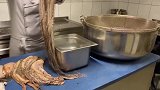 月薪5万名神厨子：徒手烹饪超大八爪鱼，揭秘最豪横的富人吃法！
