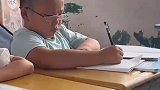 孩子写作业有模有样，局里局气很可爱
