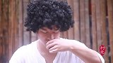 在深山里, 小伙用茶叶焖一整只鸡, 三分钟就吃光了