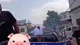 新郎被绑车上后裤裆被绑砖头放鞭炮，真是婚闹无底线！