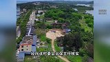 巨型孔明灯升空，向地面喷射烟花，火星四溅致路人躲避，当地回应