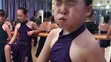小美女跳拉丁舞的时候，表情成为最大的亮点，不去演戏属实可惜！