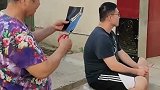 高手在民间，七十二岁老奶奶为小伙即兴剪影