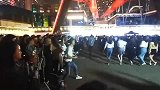 千人露天蹦迪现场的扇子舞来了，好多大长腿小姐姐真养眼！