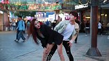 街拍：极品妹子街头秀舞蹈，大长腿就差个丝袜了