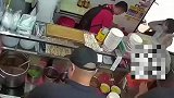 在店里吃早餐，突然被陌生女子强吻，整个人呆在原地
