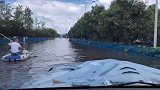 强降雨致昆明多路段积水，最深约50厘米，市民乘皮划艇出行