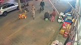 别人撞车你撞腿，监控拍下这一幕，只能算家长“全责”