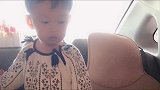 一岁半萌娃哄爸爸睡觉，还自创歌曲哄爸爸，这爸爸太幸福了