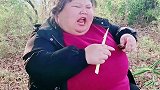 黑熊宝宝出来拔笋吃了，都等半天了，你快来呀