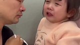 女儿哭着说爸爸长白头发老了