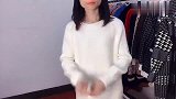 有一种女装叫“开叉毛衣裙”，初春建议入手一件，出行穿时髦减龄