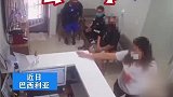 牙医手术治疗患者时遭遇抢劫，前宪兵患者掏枪将劫匪击毙
