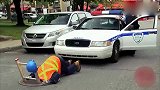 国外爆笑街头恶搞，施工员以假乱真，霸道挡路整蒙车主