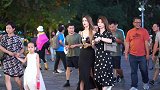 碾压无数路人，小姐姐这是要走红地毯吗？