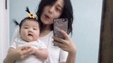 小胖妹在妈妈怀里，真的好可爱呀