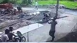 钢筋接触到电线，男子一碰被触倒地