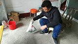 农村妈妈给女儿做桃核手串，老公负责打磨穿孔，夫妻俩直呼太难了