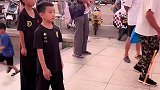 练武术小男孩现场展示绝活