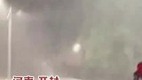 有故事的人！男子生活压力大心情沮丧，暴雨中淡定喝酒令人唏嘘！