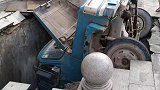 四川一地面突然塌陷 货车被“吞”车头朝天