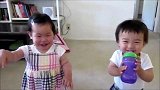 妈妈冲两个娃喷水汽，魔性的笑声配上丑萌的笑容，这女娃子太逗了