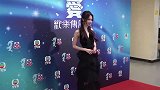 菊梓乔罕露滑背性感满分  不否认续约无线圆拍戏梦